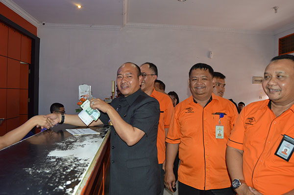 Bupati Taput Bayar Perdana Tagihan PDAM Mual NA Tio Secara Online